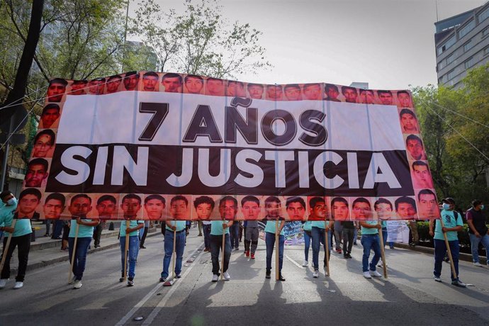 Archivo - Protesta en Ciudad de México por la falta de justicia en el caso de los 43 normalistas de Ayotzinapa asesinados.