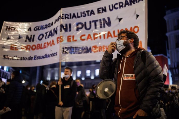 Archivo - Varias personas participan en una concentración contra la guerra en Ucrania y contra la OTAN, en la Puerta del Sol, a 25 de febrero de 2022, en Madrid (España). 