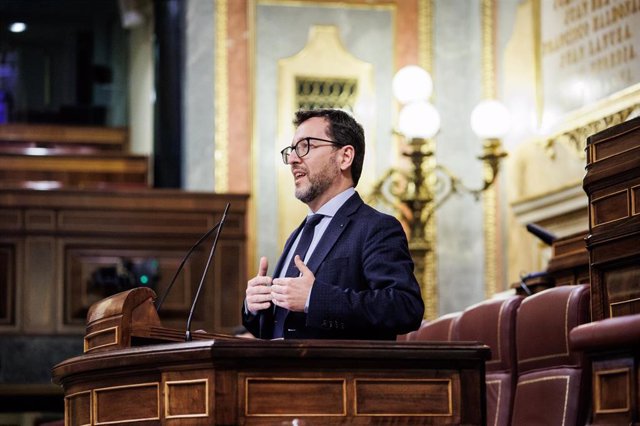 Archivo - El diputado del PSOE, Francisco Aranda, interviene en una sesión plenaria en el Congreso de los Diputados.
