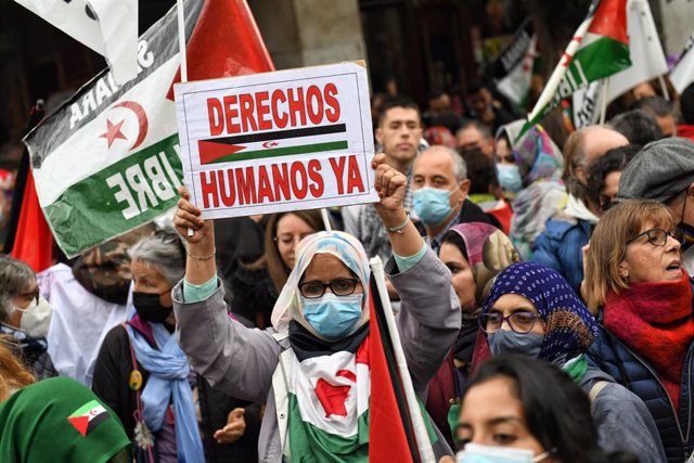 Varias personas, con banderas saharauis, participan en una manifestación convocada por la Coordinadora Estatal de Asociaciones Solidarias con el Sáhara (CEAS-Sáhara), frente al Ministerio de Asuntos Exteriores, a 26 de marzo de 2022, en Madrid (España). 