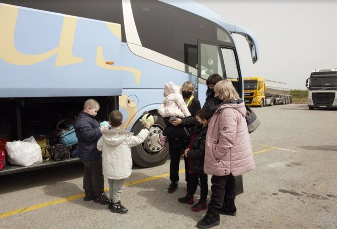 Refugiados ucranianos en un autobús fletado por Asociación YHé con destino a Valncia