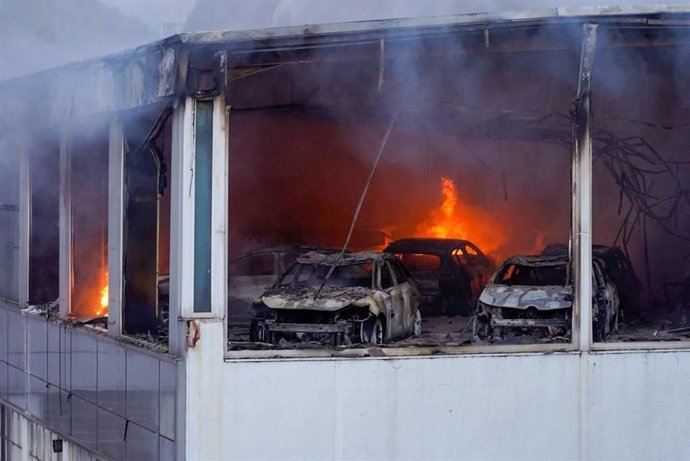 Vehículos calcinados en el incendio de un concesionario de coches en Erandio (Bizkaia)
