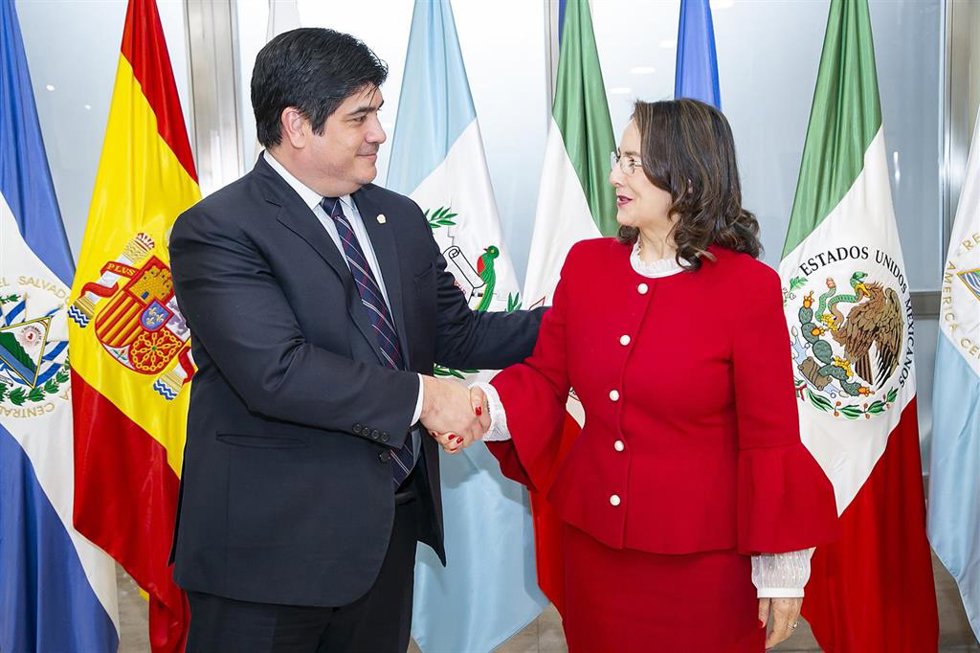 El presidente de Costa Rica, Carlos Alvarado, junto con la secretaria general de la Organización Iberoamericana de Segurdiad Social, Gina Magnolia Riaño