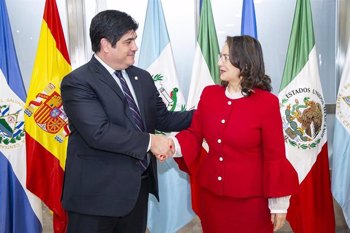 El presidente de Costa Rica, Carlos Alvarado, junto con la secretaria general de la Organización Iberoamericana de Segurdiad Social, Gina Magnolia Riaño