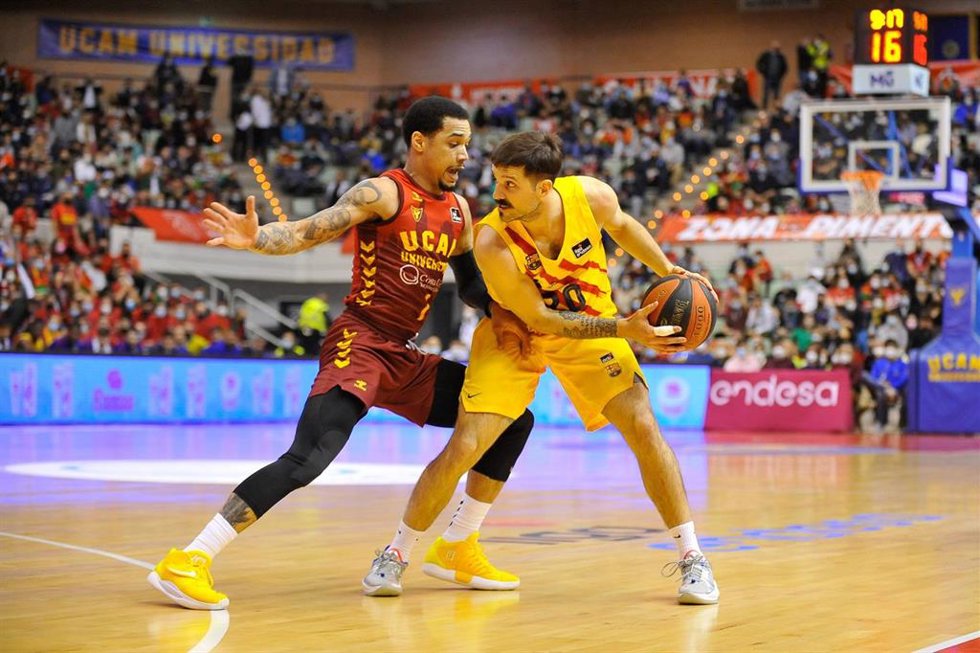 Nicolás Laprovittola protege al balón ante Jordan Davis en el UCAM Murcia-Bara de la Liga Endesa 2021-2022