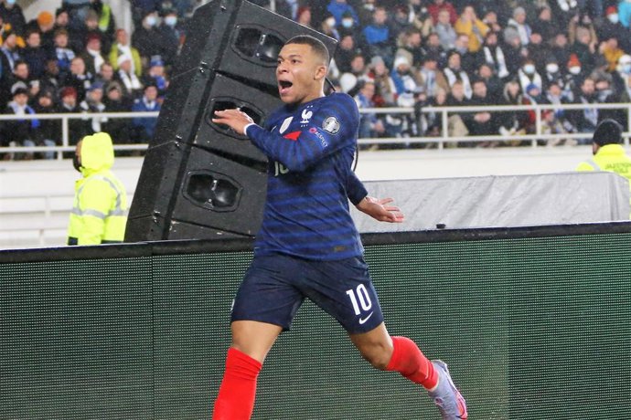 Archivo - Kylian Mbappé celebra un gol con la selección francesa