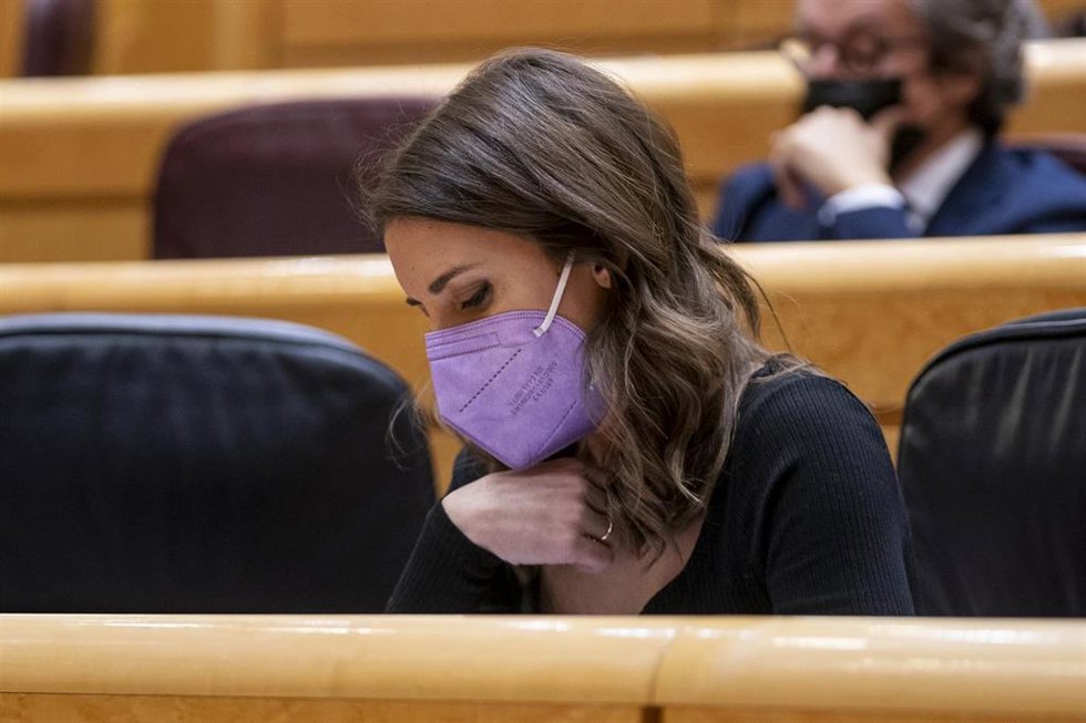 La ministra de Igualdad, Irene Montero, en una sesión de control al Gobierno en el Senado, a 8 de marzo de 2022, en Madrid (España).