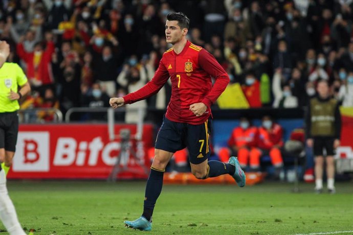 Álvaro Morata celebra uno de sus goles ante Islandia