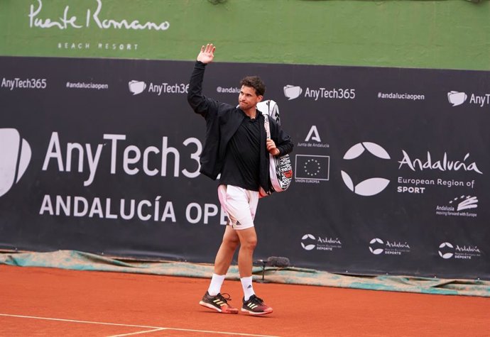 Dominic Thiem saluda a los aficionados durante su estreno en el AnyTech365 Andalucía Open