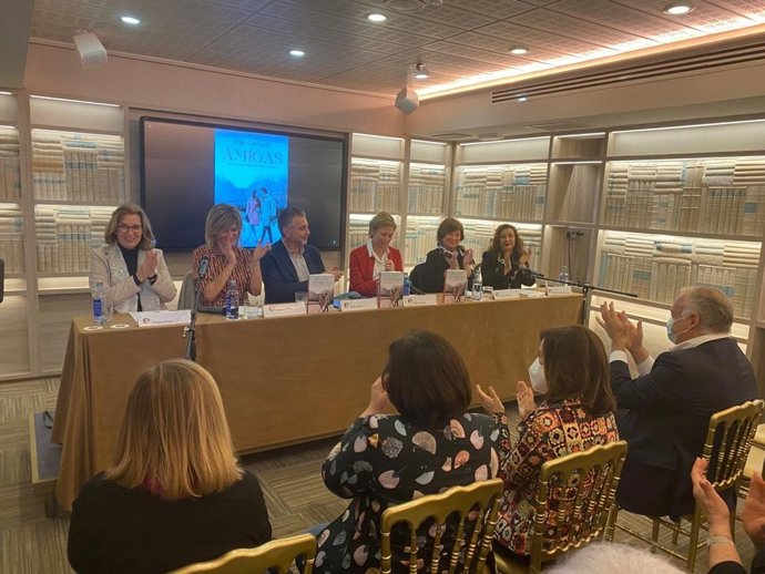 La periodista y escritora Pilar Cernuda ha presentado este martes su libro 'Amigas', una novela sobre "la libertad, el perdón y el amor".
