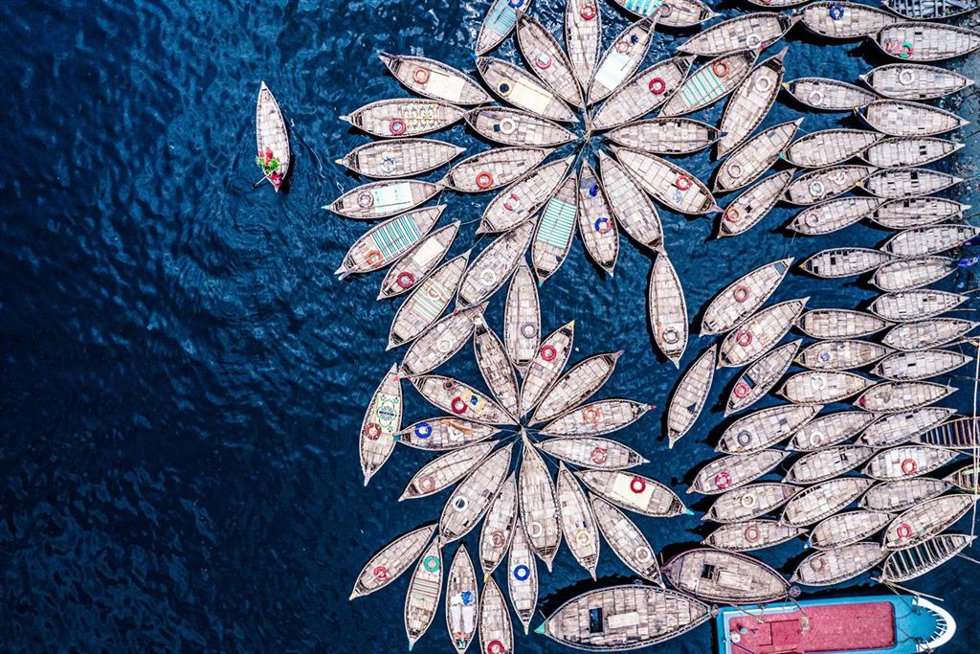 29 March 2022, Bangladesh, Dhaka: Wooden boats resemble like flowers in Dhaka River Port as they fan out around their moorings. Photo: Mustasinur Rahman Alvi/ZUMA Press Wire/dpa