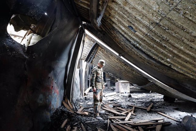 Un soldado ucraniano inspeccionando los restos de un importante almacén de alimentos, cerca de Vishneve en la provincia de Kiev.