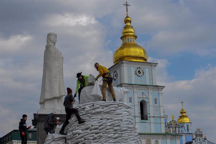 29 March 2022, Ukraine, Kiev: Ukrainian volunteers stack sandbags to protect the monument to Grand Duchess Olga of Kiev, Saint Andrew the First-Called Apostle and educators Cyril and Methodius from Russian army rocket attacks. Photo: Sergei Chuzavkov/SO