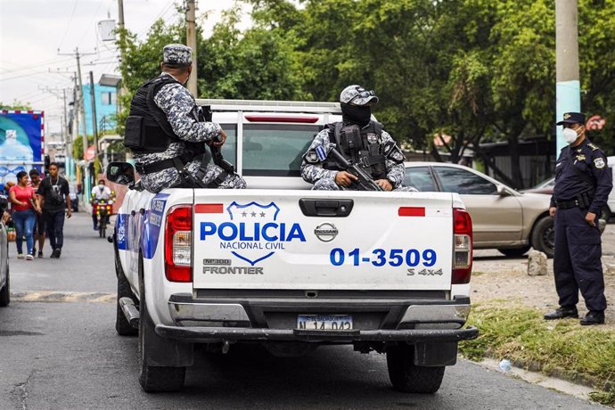 Policía en las calles de San Salvador