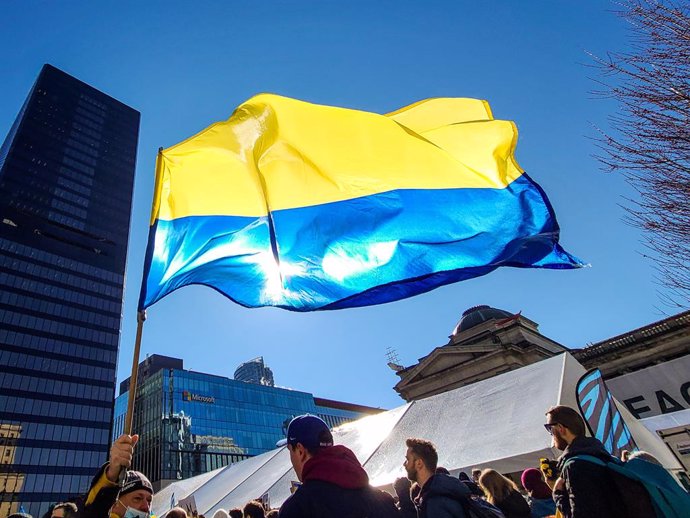 Archivo - 24 February 2022, Canada, Vancouver: A demonstrator holds a Ukrainian flag during a protest against the Russian invasion of Ukraine in front of the Vancouver Art Gallery. Photo: Clelio Tomaz/PX Imagens via ZUMA Press Wire/dpa