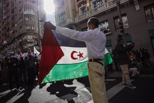 Caso: un hombre sostiene una bandera durante una protesta contra los abusos contra los derechos humanos en el Sáhara Occidental el 13 de noviembre de 2021 en Madrid, España. 