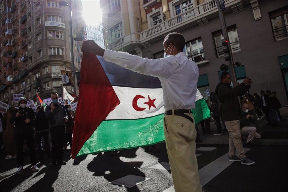 Archivo - Un hombre sostiene una bandera en una manifestación contra la violación de derechos en el Sáhara Occidental, a 13 de noviembre de 2021, en Madrid, (España). 