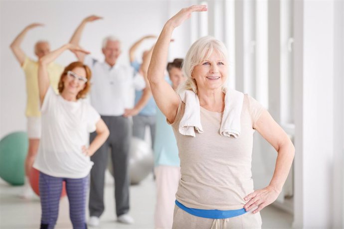 Archivo - Ancianos realizando ejercicios físicos