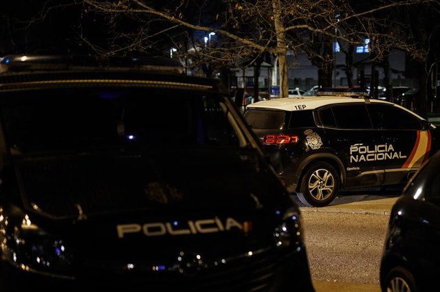 Hallan a una madre y su hijo muertos desde hace varios días en una vivienda en la calle Atocha Archivo - Dos coches de Policía Nacional, a 10 de febrero de 2022, en Madrid (España).