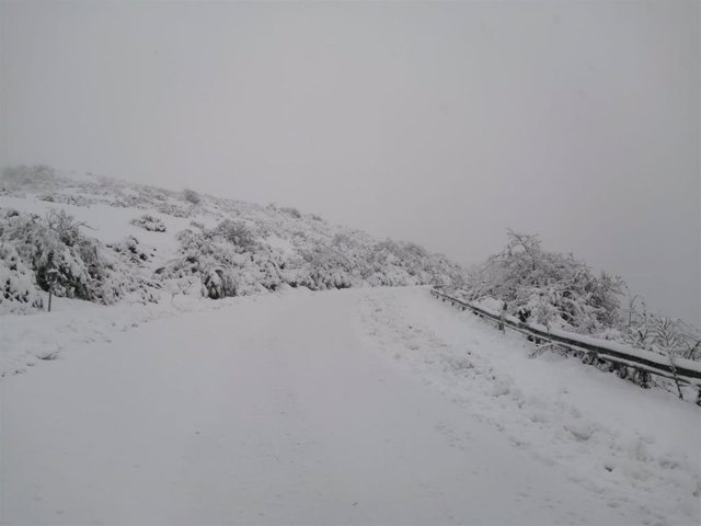 Archivo - Nieve en La Rioja en la carretera de Valdezcaray