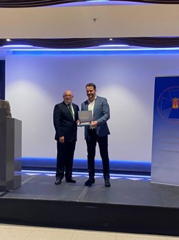 El director general de Graphenano Dental, Jesús Martínez, fue el encargado de recoger el galardón de manos del presidente de la Junta de Gobierno del Colegio de Protésicos, Carlos Machuca