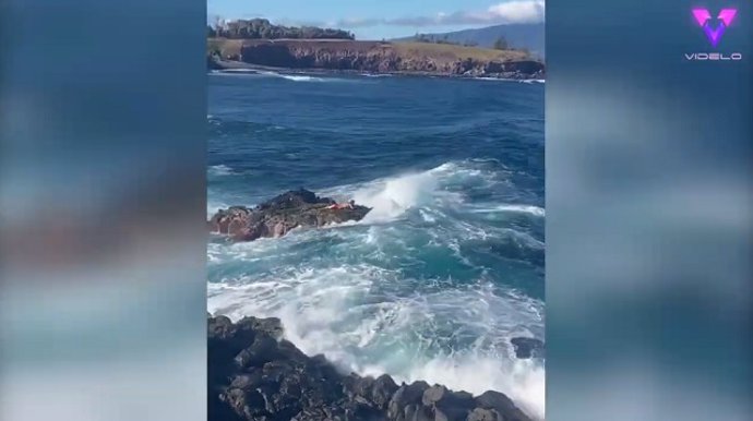 Hombre se queda varado en unas rocas durante un gran oleaje