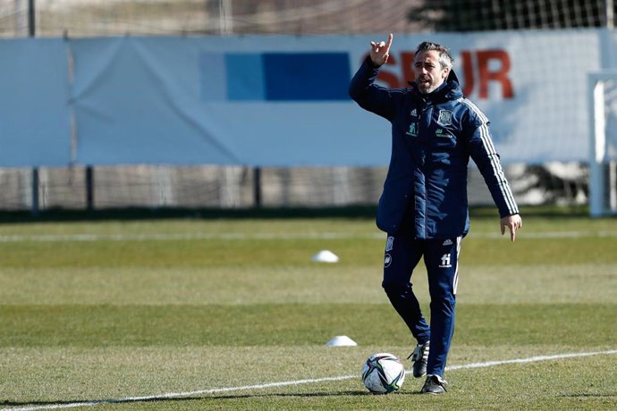 Archivo - Jorge Vilda da instrucciones durante un entrenamiento de la selección femenina en la Ciudad del Fútbol de Las Rozas
