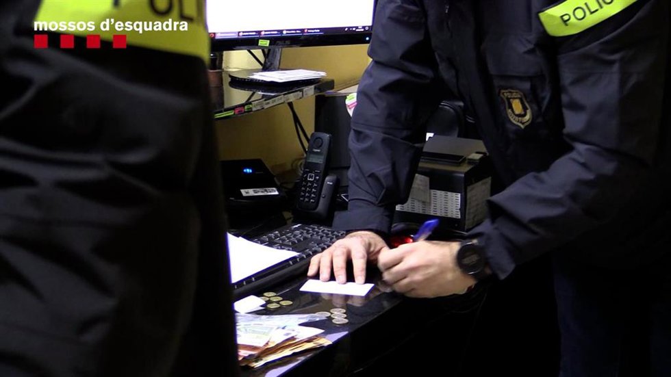 Los agentes han intervenido 3.095 euros así como tiquets de lotería y más documentación sobre números premiados