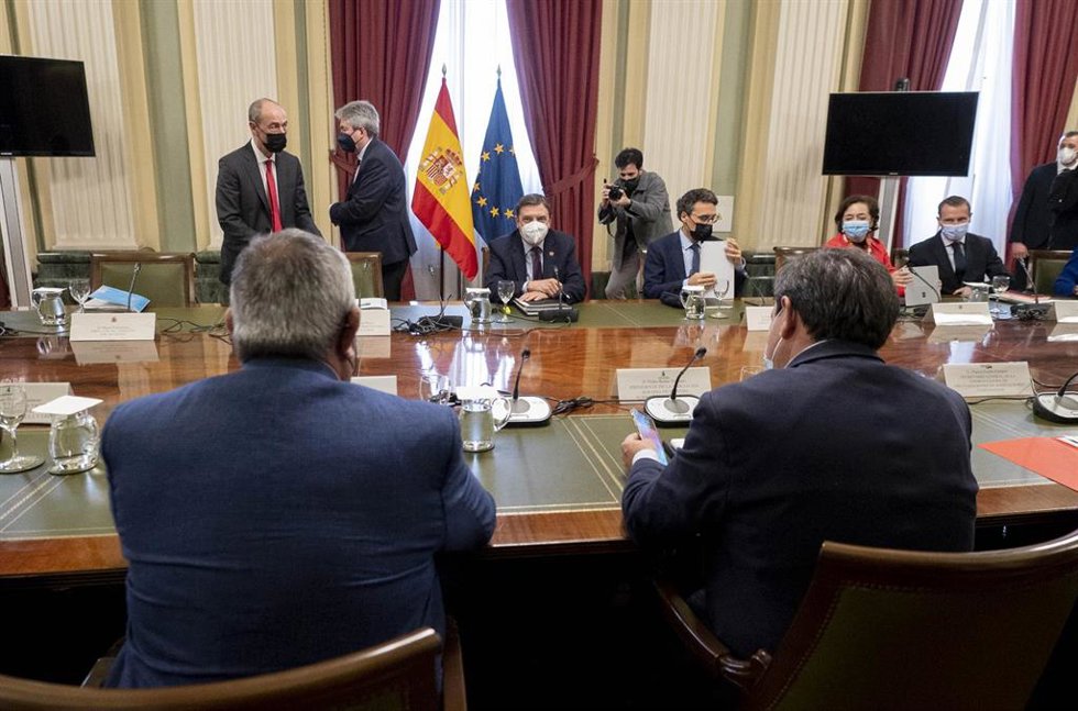 El ministro de Agricultura, Pesca y Alimentación, Luis Planas (4d), mantiene una reunión con las organizaciones profesionales agrarias en el Ministerio de Agricultura, Pesca y Alimentación, a 29 de marzo de 2022, en Madrid (España). Planas se reúne para