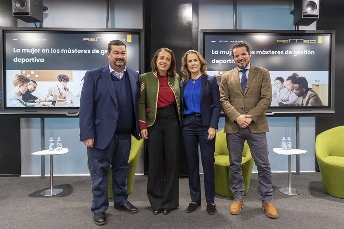 Theresa Zabell y Óscar Mayo junto a ponentes de la jornada 'Romper barreras, ¿por qué tan pocas mujeres se forman para trabajar en la Industria del deporte?'