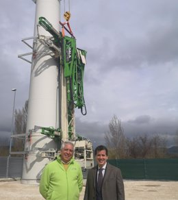 El CEO de Koalalifter, Emmanuel García de la Peña y el consejero Irujo, en una de las instalaciones de la empresa.
