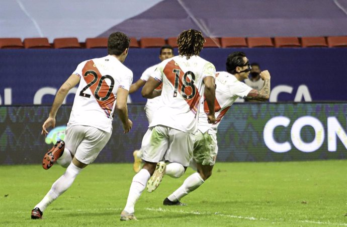 Archivo - El jugador de la selección peruana Gianluca Lapadula (der) celebra un gol ante Colombia en la Copa América 2021.