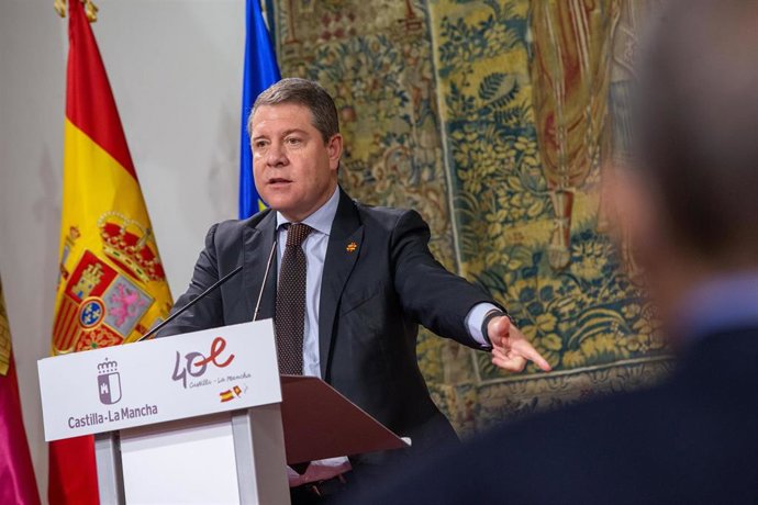 El jefe del Gobierno regional, Emiliano García-Page, ha presidido la firma de los convenios reguladores de las obras de modernización de los regadíos de la Comunidad de Regantes de Balazote-La Herrera  y de la Comunidad del Pantano Estrecho de Peñarroya.