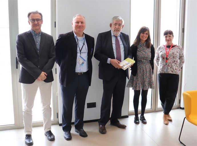 Los profesores de la CEU UCH Leopoldo García Ruiz, Hugo Aznar, Katia Esteve y Elvira Alonso han presentado al rector de la CEU UCH Vicente Navarro de Luján la obra sobre la crisis del liberalismo, con las aportaciones de expertos de ocho universidades