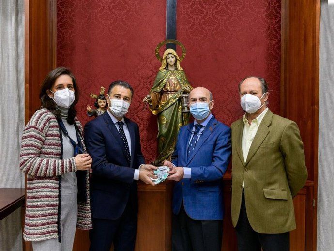 El director general de Movilidad de Fomento, Felipe Arias; el gerente del Consorcio de Transportes de Sevilla, Juan Carlos García; la delegada territorial de Fomento, Susana Cayuelas, y el teniente de hermano mayor de Santa Marta, Valentín Galán.