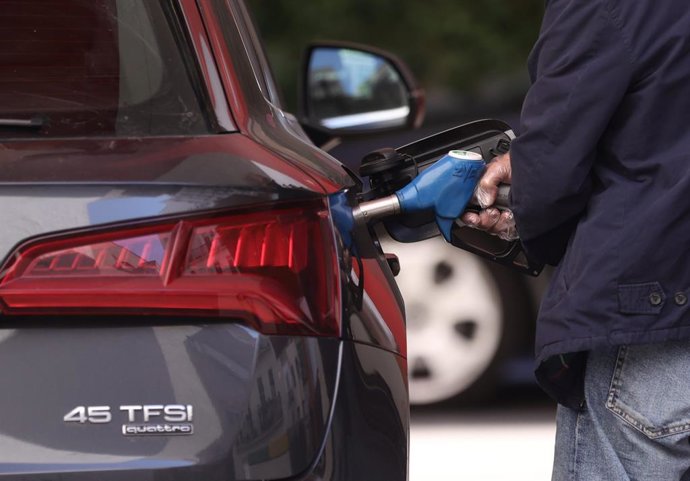 Archivo - Un home omple el dipsit amb carburant.