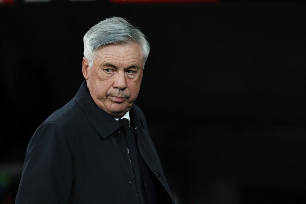 El entrenador del Real Madridd, Carlo Ancelotti, durante el partido ante el FC Barcelona en el Santiago Bernabéu de LaLiga Santander 2021-2022.