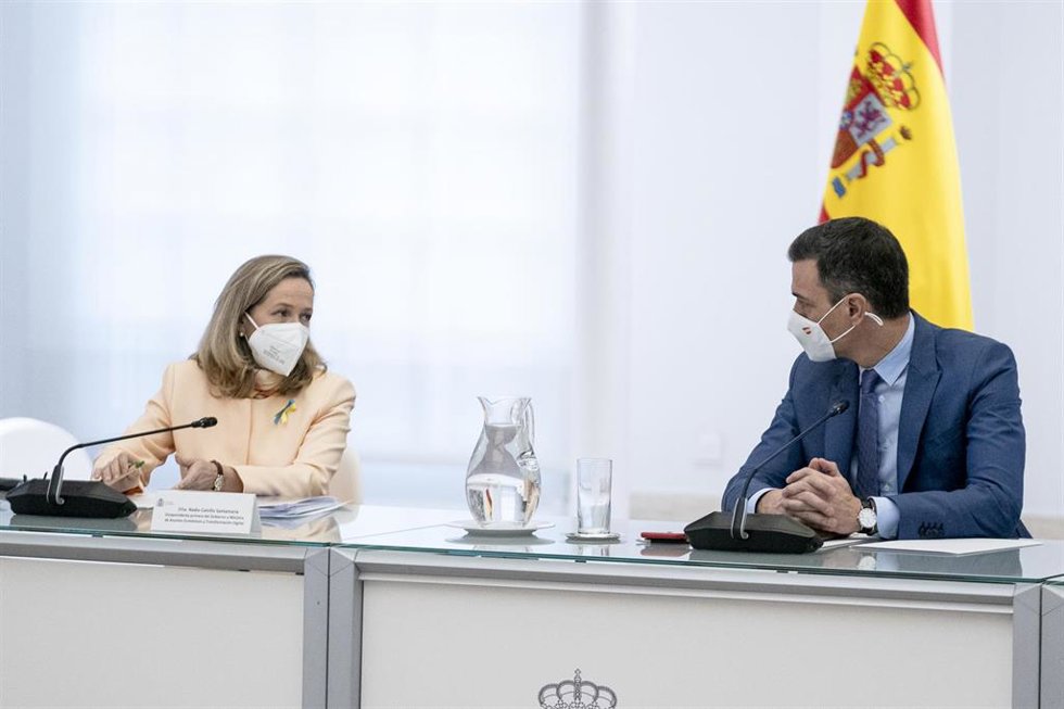La ministra de Economía, Nadia Calviño, y el presidente del Gobierno, Pedro Sánchez.