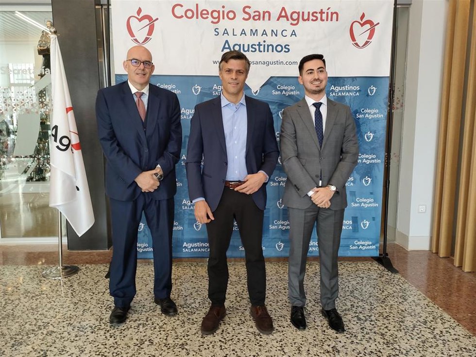 El político venezolano Leopoldo López (centro) junto a representantes del Colegio San Agustín de Salamanca.