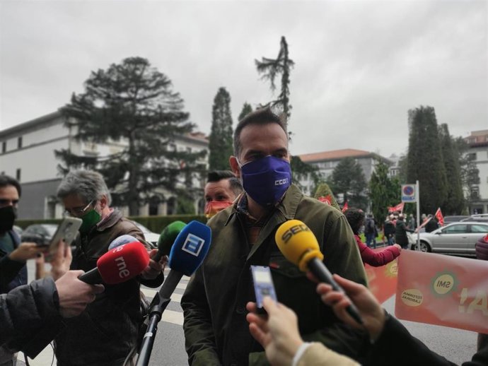 Archivo - El secretario general de CCOO de Asturias, José Manuel Zapico, atiende a los medios.