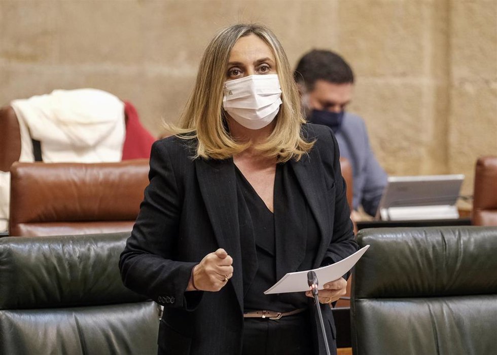 Archivo - La consejera de Fomento, Infraestructuras y Ordenación del Territorio, Marifrán Carazo, en una foto de archivo en el Pleno del Parlamento de Andalucía.