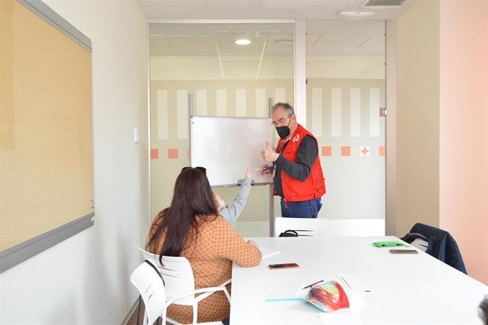 Voluntario de Cruz Roja da clases de castellano a refugiados ucranianos