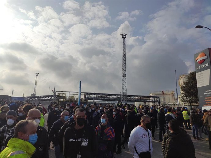 Concentración de trabajadores de empresas auxiliares ante la refinería de A Coruña