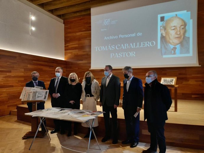 Participantes en el acto, frente a una muestra de la donación