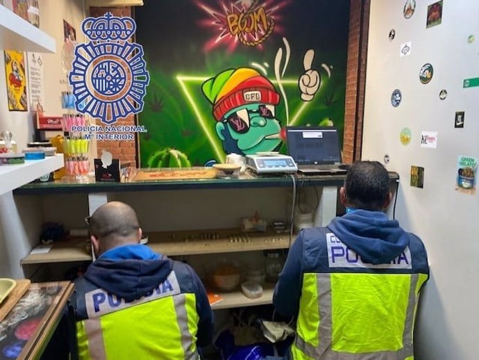 Agentes de la Policía se incautan de sustancias estupefacientes en una asociación terapéutica simulada en Camas.