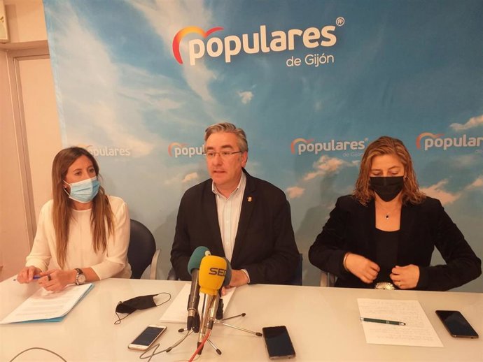 El presidente del PP de Gijón, Pablo González, en rueda de prensa junto a la portavoz municipal 'popular', Ángela Pumriega, y a la consejera del PP en Divertia, Teresa Sánchez, en la sede gijonesa del partido