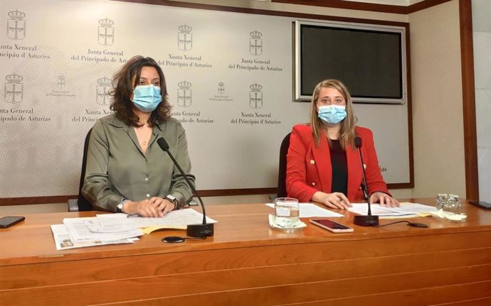 Las diputadas del PP Cristina Vega y Beatriz Polledo en una rueda de prensa sobre inversión en I+D+i en Asturias.