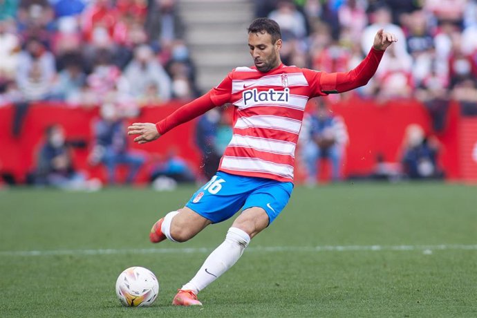 Archivo - El futbolista del Granada Víctor Díaz golpea el balón durante el partido ante el Villarreal en el Nuevo Los Cármenes de LaLiga Santander 2021-2022.