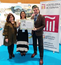 Entrega del cheque a la gerente de la Sociedad de Promoción y Desarrollo Económico de La Palma (Sodepal), Patricia Castillo