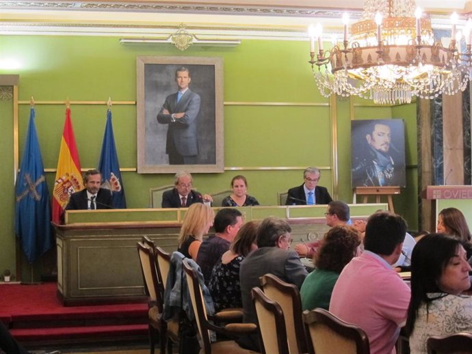 Archivo - El socialista Wenceslao López preside un pleno en el Ayuntamiento de Oviedo en 2018.